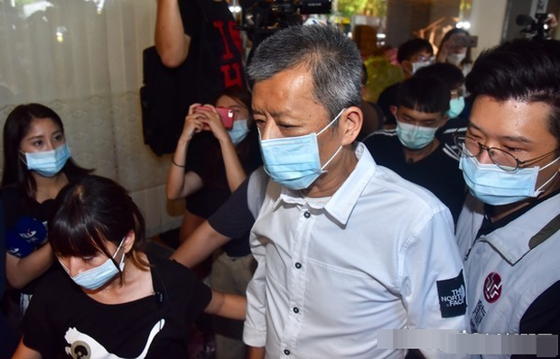 Bố của Hoàng Hồng Thăng đau đớn, xót xa vì sự ra đi đột ngột của nam ca sĩ . Ông tỏ thái độ gay gắt không muốn La Chí Tường tới dự đám tang con trai mình