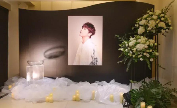 Bố của Hoàng Hồng Thăng đau đớn, xót xa vì sự ra đi đột ngột của nam ca sĩ . Ông tỏ thái độ gay gắt không muốn La Chí Tường tới dự đám tang con trai mình