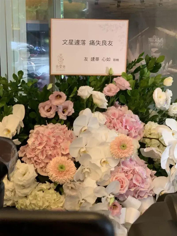 Vợ chồng Lâm Tâm Như - Hoắc Kiến Hoa gửi hoa chia buồn