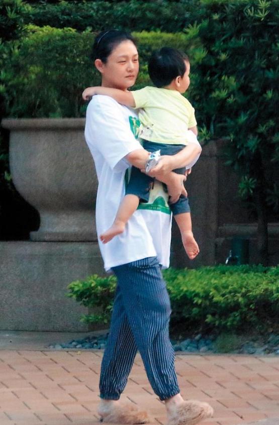 Từ Hy Viên chấp nhận trở thành bà mẹ bỉm sữa, rút khỏi showbiz để gia đình chồng vừa lòng.