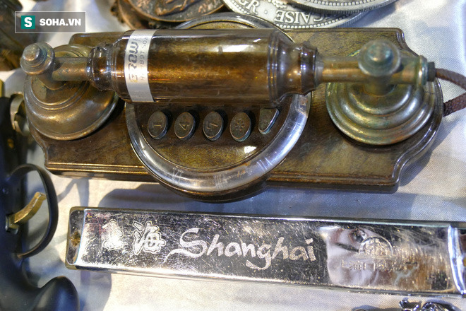 Một món đồ có khắc chữ Shanghai (Thượng Hải) trên bề mặt.