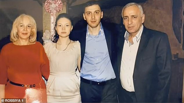 Nghi phạm Malkhaz Dzhavoev (thứ ba, từ trái sang) bên vợ và bố mẹ.