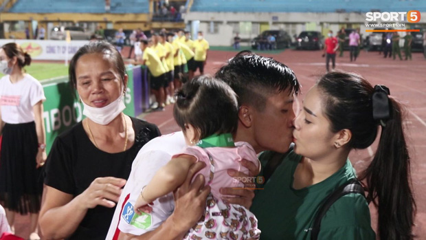 Khoảnh khắc lãng mạn của Tiến Dũng và Khánh Linh trên sân Hàng Đẫy tối ngày 20/9