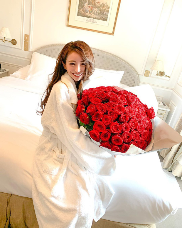 Emiri được người hâm mộ tổ chức bữa tiệc chia tay cực kỳ long trọng