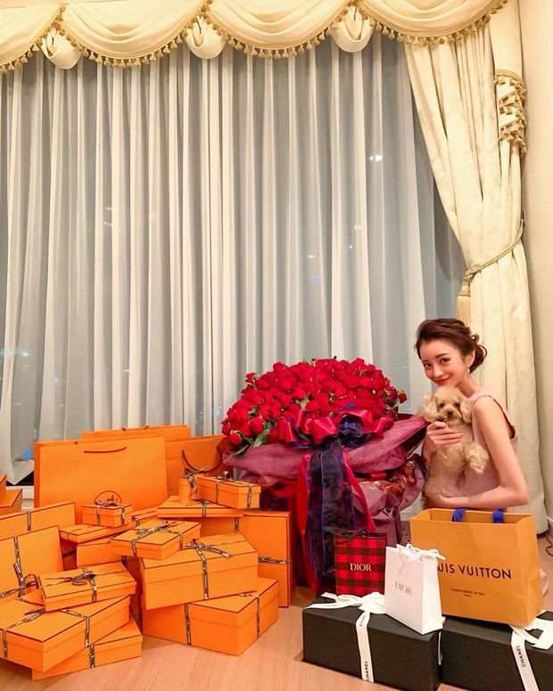 Emiri từng gây sốt với núi hàng hiệu chất đống trong nhà