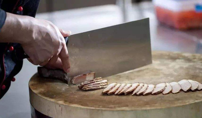 Thớt chính là một trong các món đồ dùng bẩn nhất trong nhà bếp.