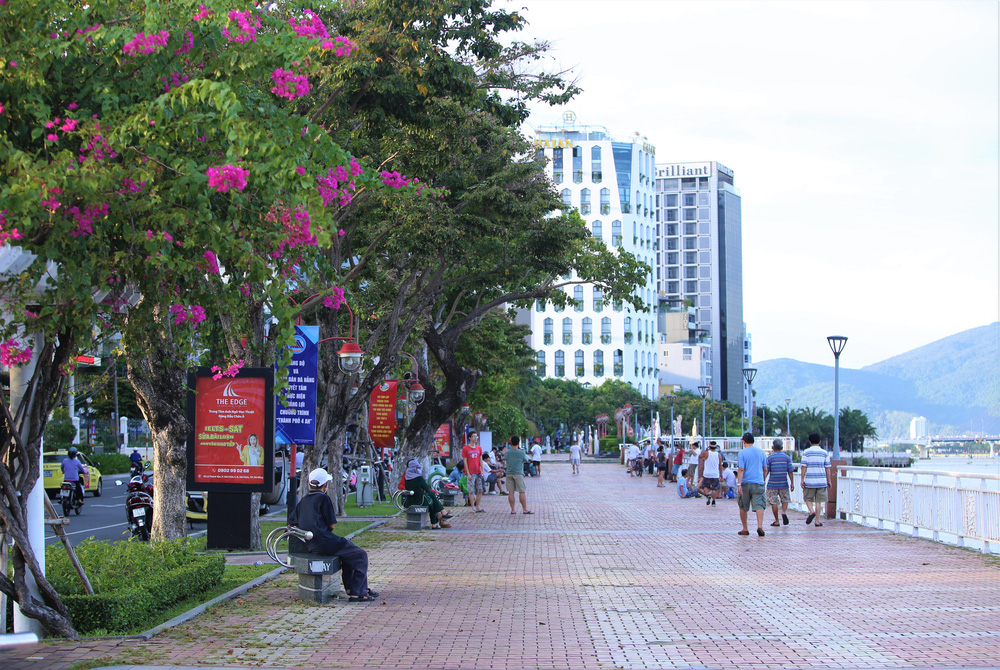 Tại công viên bên bờ sông Hàn, nhiều người dân rủ nhau tập thể dục, đánh cờ tướng,...