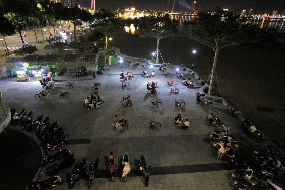 Tại các khu vực vỉa hè ven sông Hàn, những người bày bán nước giải khát và đồ ăn vặt đặt các bàn ghế cách xa nhau, đảm bảo khoảng cách phòng dịch an toàn