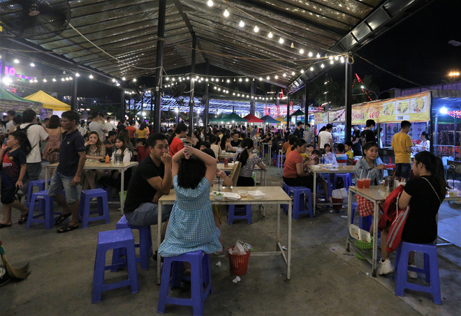 Do khách đông nên tại nhiều gian hàng ẩm thực, người dân phải xếp hàng chờ đợi để đến lượt được mua thức ăn