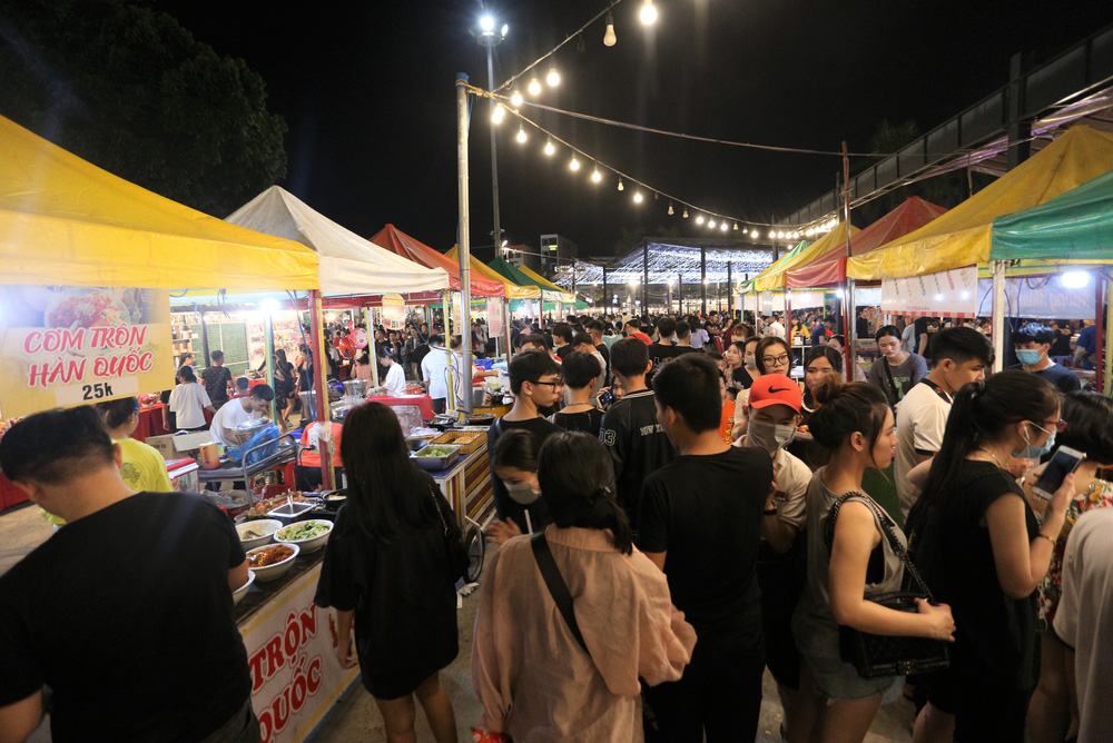 ... nên rất đông người dân đã đổ về chợ đêm Helio ở đường 2/9 để vui chơi và thưởng thức ẩm thực