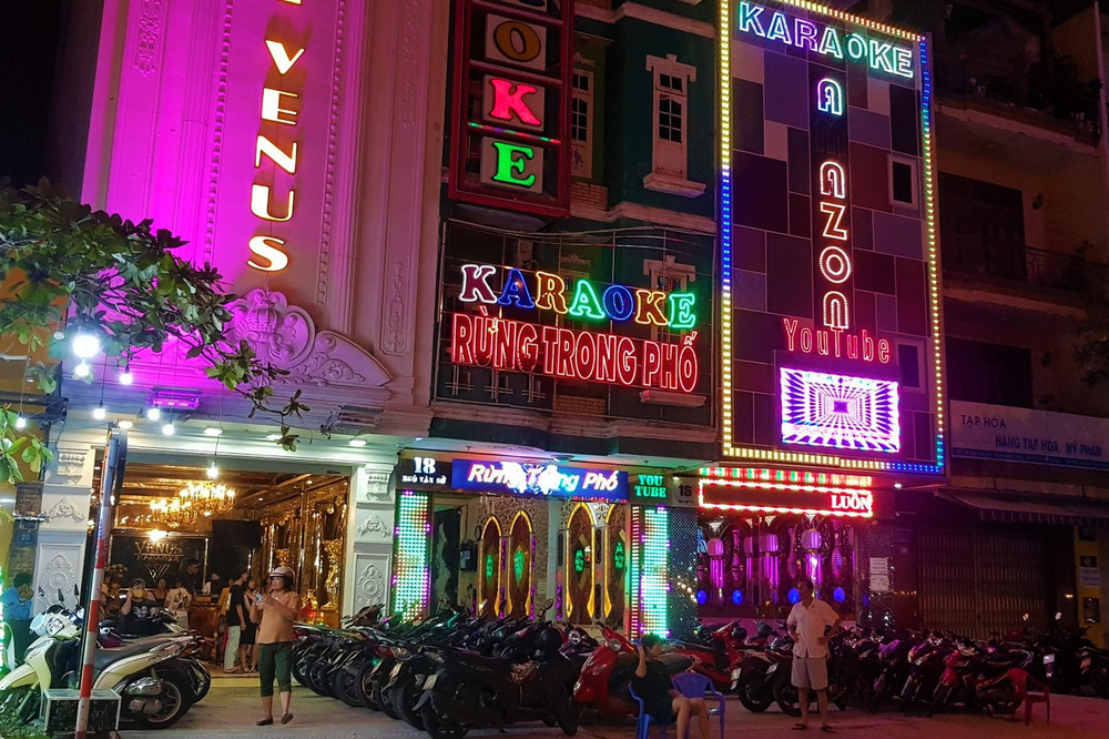 Nhiều quán karaoke tấp nập khách ra vào trong ngày đầu mở cửa trở lại