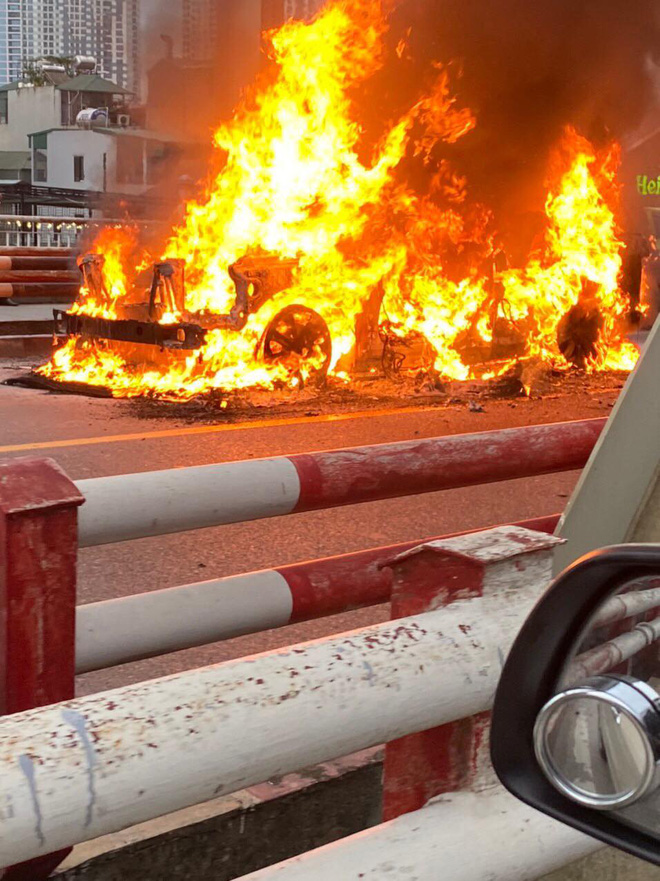 Chiếc xe sang bị ngọn lửa thiêu rụi hoàn toàn (Ảnh: MXH)