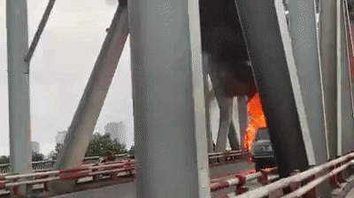 Chiếc ô tô bốc cháy ngùn ngụt (Ảnh cắt từ clip MXH)