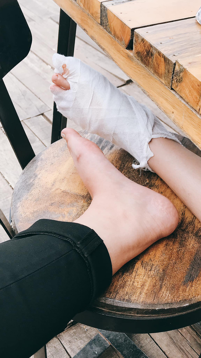 Bạn của cô gái bị đau chân nhưng vẫn bị bà chủ quán bánh tráng nướng đuổi đi.