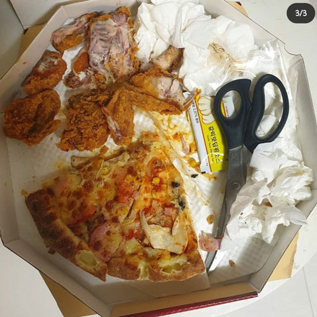 Cận cảnh phần pizza chồng để phần cho Jung Juri khiến cư dân mạng phẫn nộ. Hộp bánh vẫn còn nguyên giấy ăn và xương gà đã ăn. Trông chẳng khác gì đồ ăn thừa hay là hộp pizza nhặt từ trong thùng rác ra