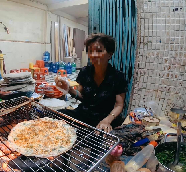 Chân dung bà chủ quán bánh tráng nướng ở Đà Lạt bị cô gái tố mắng chửi và đuổi khách.