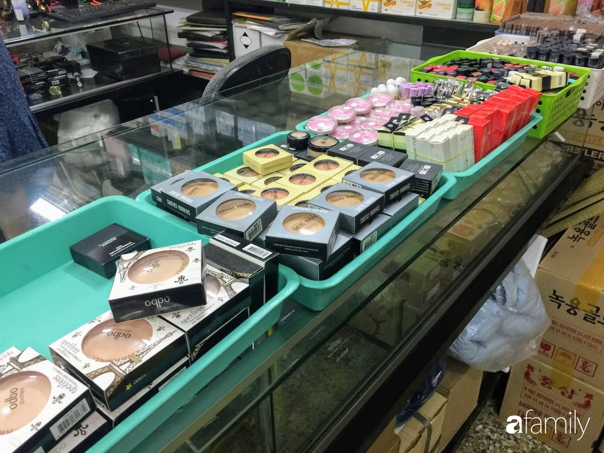 Các sản phẩm trang điểm đều có giá rẻ hơn hẳn so với giá hàng nhập khẩu chính hãng.