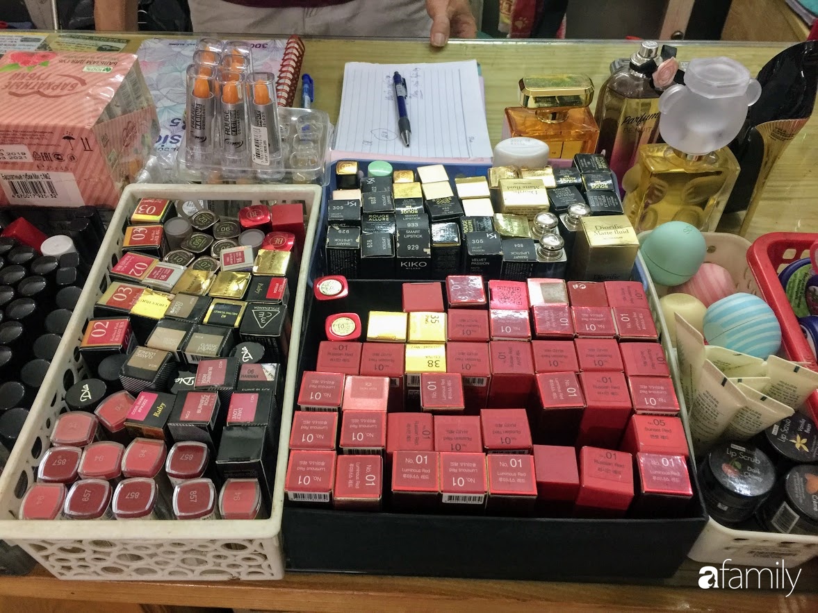 Các loại son xách tay của các thương hiệu nước ngoài được chị em yêu thích như 3CE, Tom Ford, Gucci, YSL, Dior,...