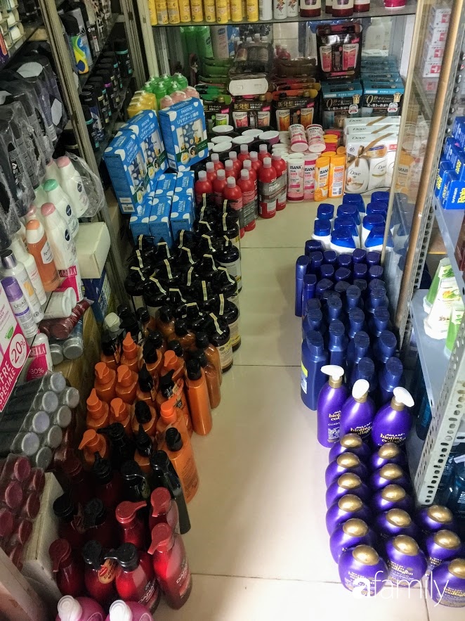 Hay các loại sữa tắm, dầu gội đầu của Thái, Hàn, Nhật được bày bán tràn cả ra khỏi kệ hàng.