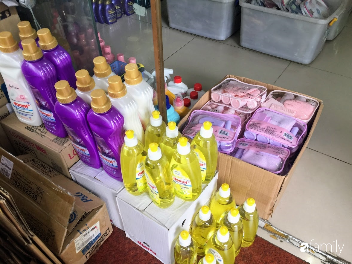 Các loại dầu rửa bát của Thái cũng được chủ cửa hàng giới thiệu là sản phẩm hot được nhiều người tiêu dùng chuộng mua.