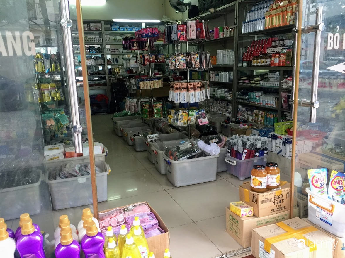 Các cửa hàng trên phố Nguyễn Sơn có cách bài trí và quy mô nhỏ, bên trong bày bán như một siêu thị mini với đủ những sản phẩm xách tay tới từ các nước.