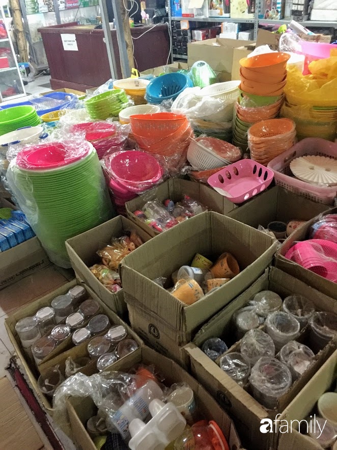 Tới các mặt hàng gia dụng trong nhà được đóng thành từng thùng nhỏ cho khách lựa chọn.