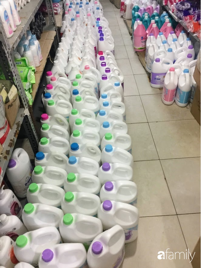 Sản phẩm bán nhiều nhất ở đây là mỹ phẩm, dầu gội đầu và sữa tắm.