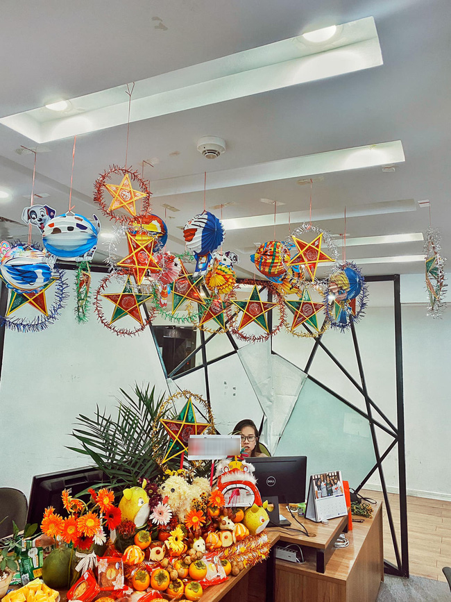 Mâm cỗ và cách trang trí phòng làm việc đẹp mắt. (Nguồn ảnh: Quiry)