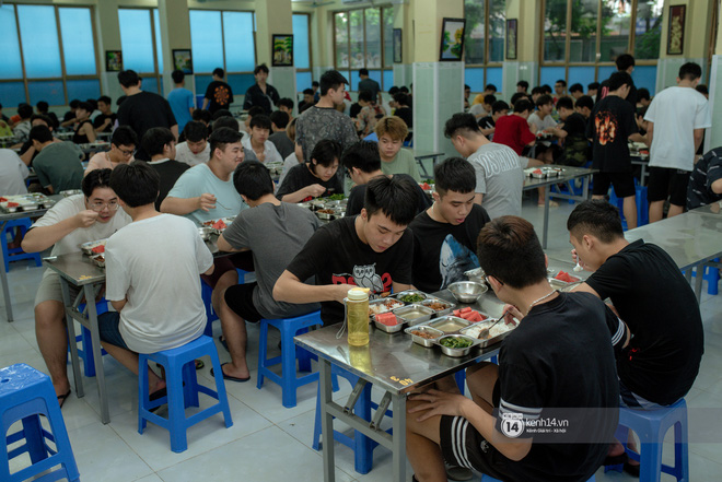 Bữa ăn được chia theo từng ca, mỗi bữa kéo dài 15 - 20 phút.