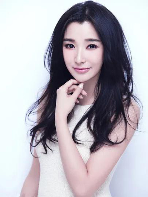 Không chỉ xinh đẹp, Phùng Tịnh còn có body gợi cảm