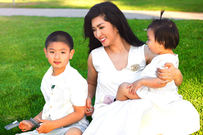 Nguyễn Hồng Nhung quyết định gửi bé Skyler cho bố ruột chăm sóc.