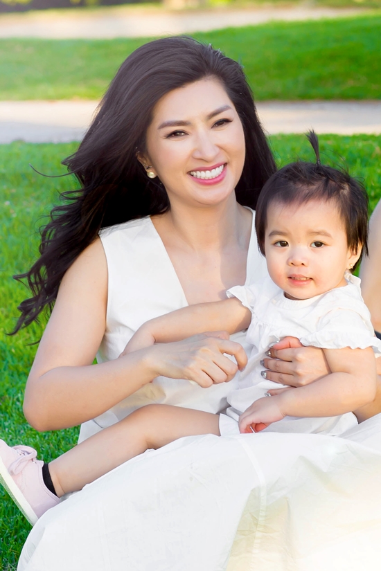 Nguyễn Hồng Nhung và con gái nhỏ.
