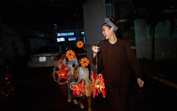 Tuy nhiên, việc các em nhỏ bị che kín với icon bất ngờ gây tranh cãi trên MXH