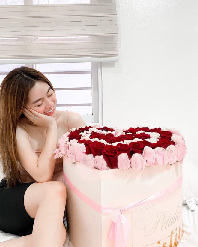 Hay hộp hoa hình trái tim Andrew đăng story cũng là hộp hoa Christine nhận được