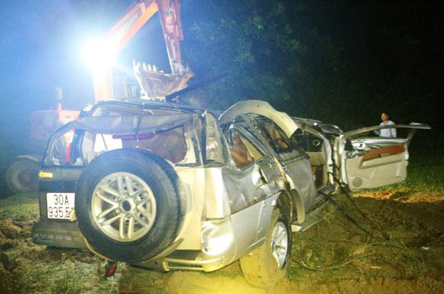 Chiếc xe gặp nạn được trục vớt lên bờ.