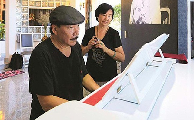 Nhạc sĩ Trần Tiến và vợ.