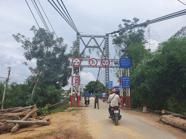 Cầu treo sông Giăng đã rất yếu, được cắm hàng loạt biển cảnh báo, hạn chế khổ, hạn chế trọng tải xe qua cầu