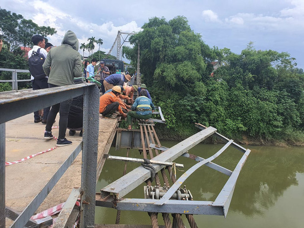 Một phần lan can cầu bị ô tô đâm gãy mắc lại ở dây cáp cầu