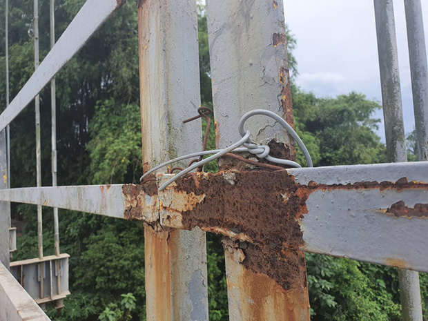 Lan can cầu yếu, hoen gỉ