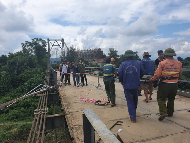 Trưa 5/10, cơ quan chức năng tiến hành sửa chữa phần lan can cầu bị hư hỏng