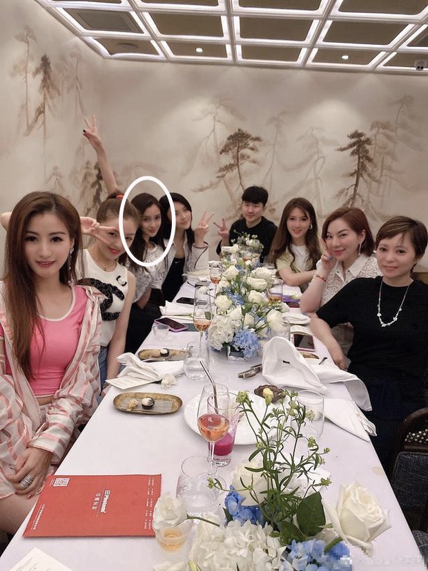 Trong hội bạn này có tiểu thư tập đoàn Nissin, vợ đại gia đình đám Thượng Hải, thiên kim đại diện thương hiệu đồ lụa cao cấp Manito của Mỹ,...