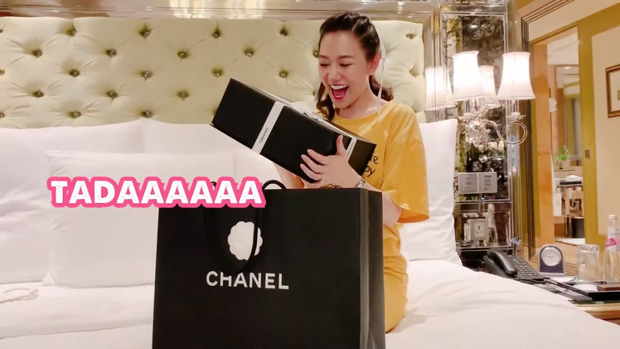 Hari Won thường xuyên được Trấn Thành tặng đồ hiệu, đôi khi không nhân dịp gì cũng tặng cho vợ vui!