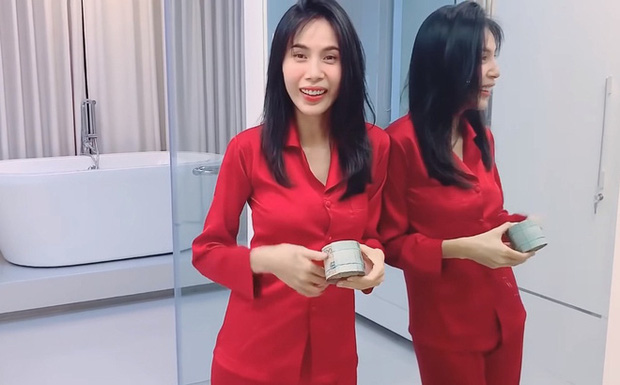 Thuỷ Tiên ngỡ ngàng khi nhận cả cọc tiền mặt 100 triệu đồng từ Công Vinh