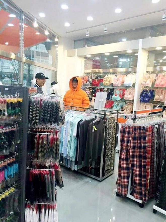 Năm 2016, gia đình B.I mở 1 cửa hàng nhượng quyền thương hiệu TRY - trực thuộc SBW Group