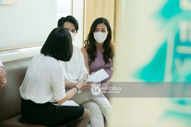 Cặp đôi trao đổi với bác sĩ tại phòng khám