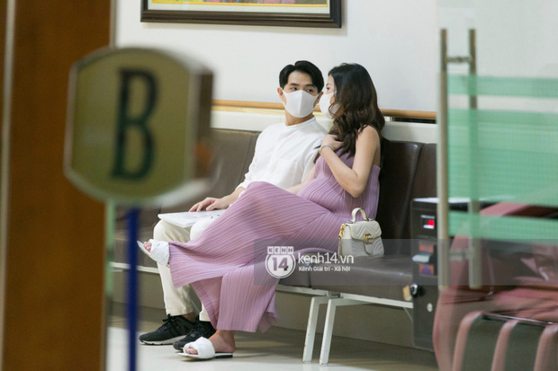 Đang trong giai đoạn dịch bệnh, cặp đôi đeo khẩu trang cẩn thận khi đi khám