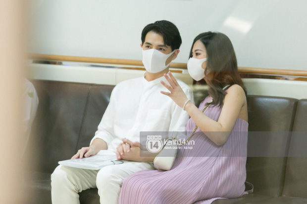 Cặp ông bố, bà mẹ trẻ lúc này có lẽ đã rất nóng lòng để chờ đón con gái đầu lòng.