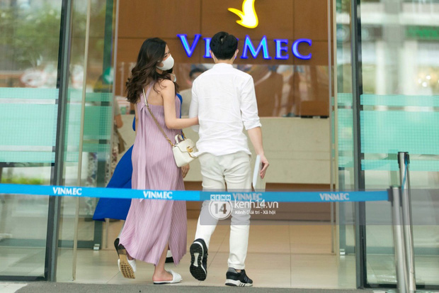 Đông Nhi rạng rỡ, khoác tay Ông Cao Thắng tới phòng khám thai. Hiện nữ ca sĩ đang ở tháng thứ 9 của thai kỳ.