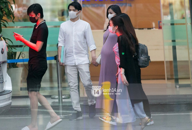 Sau khi khám xong, đôi vợ chồng lại tình tứ nắm tay ra về. Đông Nhi sẽ sinh em bé vào cuối tháng 10 hoặc đầu tháng 11 tới. Sau một đám cưới tuyệt đẹp, nhóc tì của cặp đôi cũng đang rất được các fan ngóng đợi