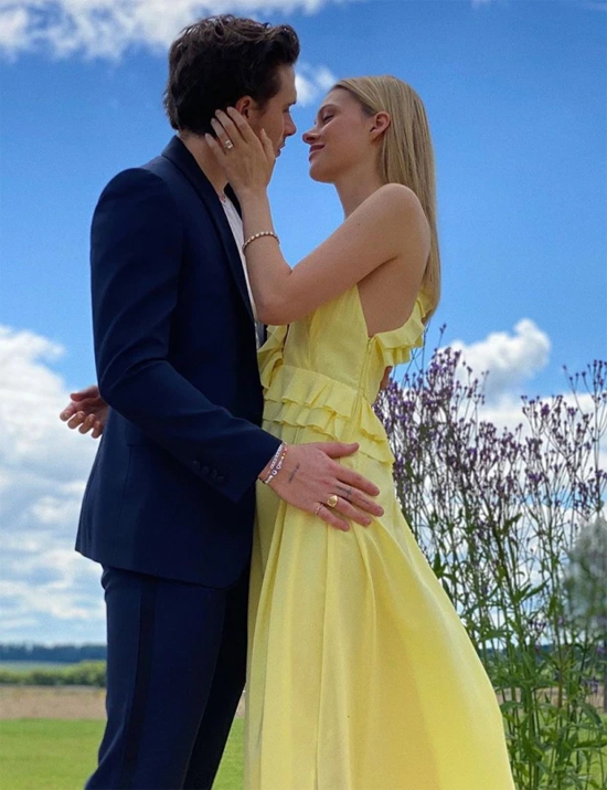 Brooklyn và vợ sắp cưới thông báo đính hôn hồi tháng 7. Ảnh: Instagram.